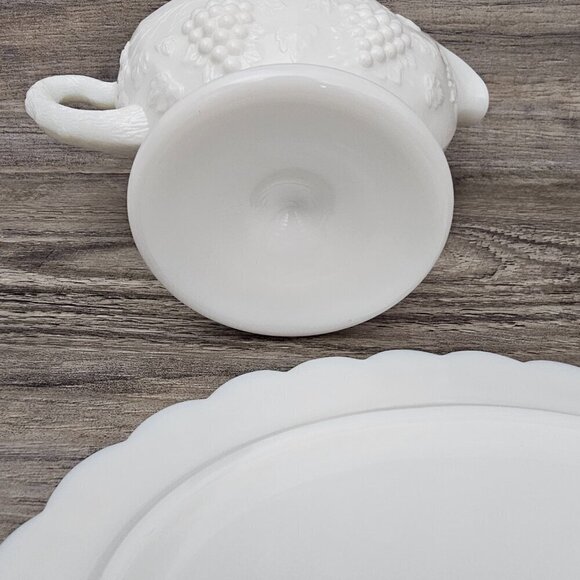WESTMORELAND Paneled Grape Vintage Milk Glass Gravy Boat with Tray - Picture 9 of 11